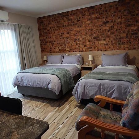 Twins Guest House Astoni Вандербейлпарк Екстериор снимка