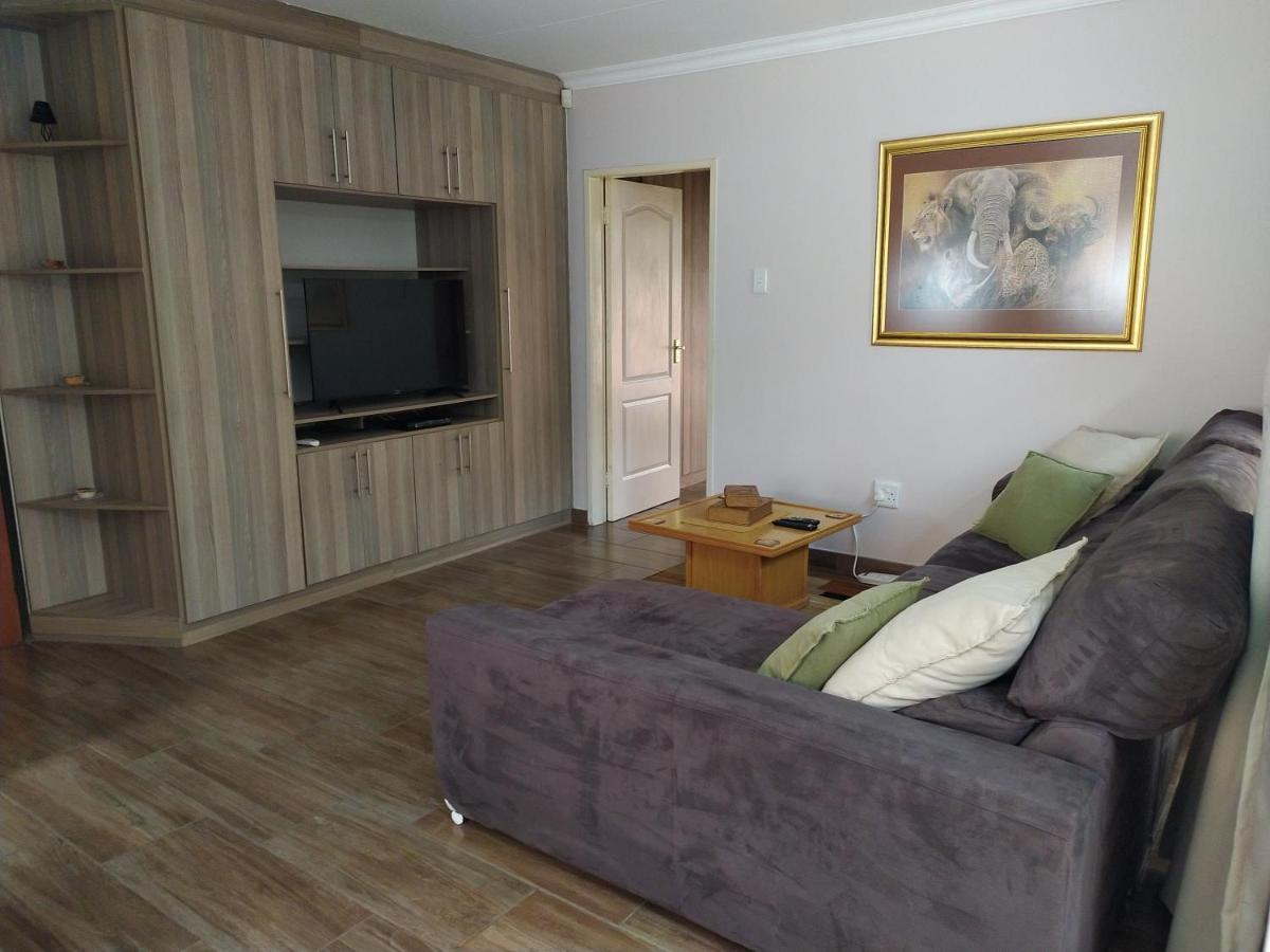Twins Guest House Astoni Вандербейлпарк Екстериор снимка