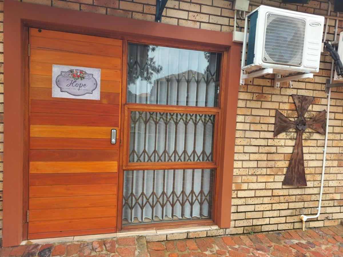 Twins Guest House Astoni Вандербейлпарк Екстериор снимка