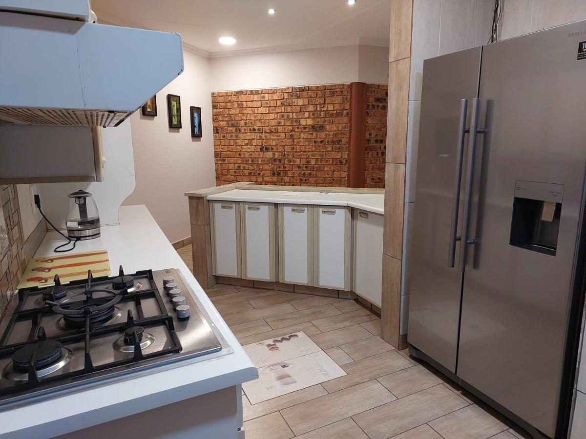 Twins Guest House Astoni Вандербейлпарк Екстериор снимка