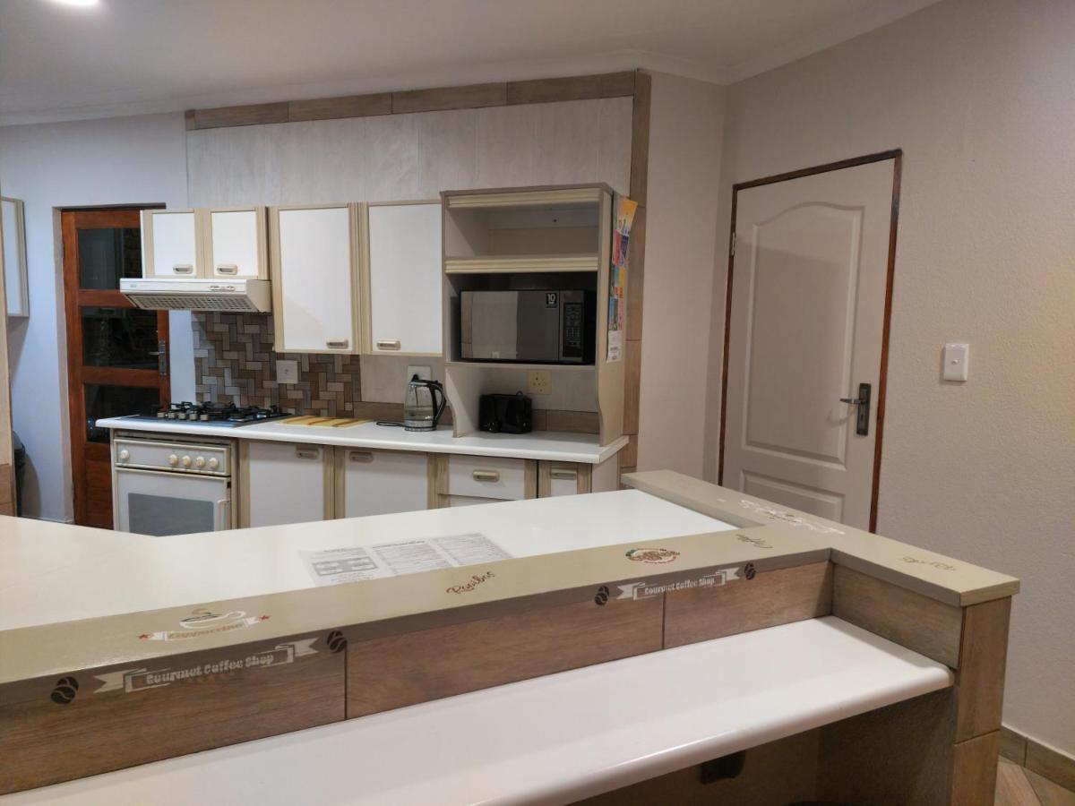 Twins Guest House Astoni Вандербейлпарк Екстериор снимка